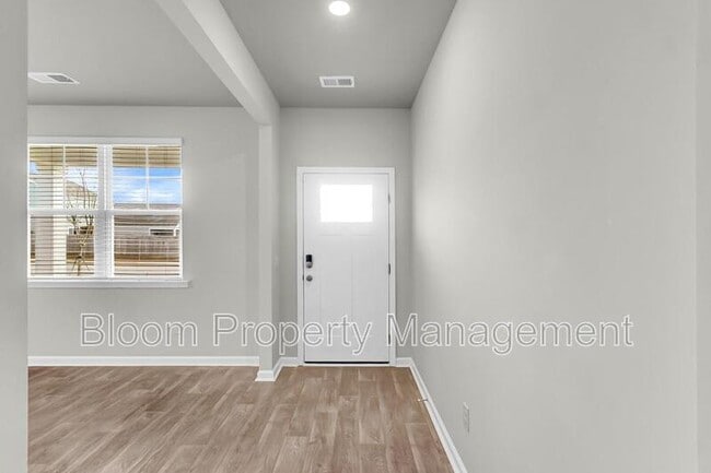 Photo - 205 Maple Hl Dr