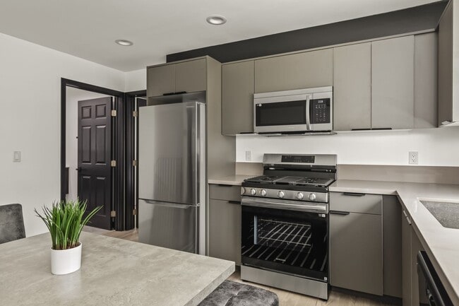 Photo - 10773 Ashton Ave Unidad Single Room - 4