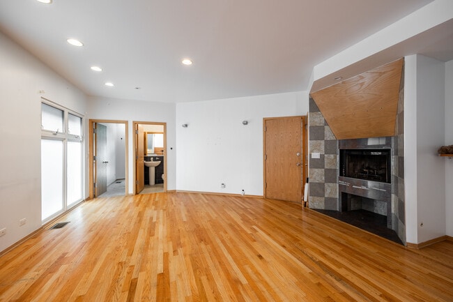 Photo - 1049 N Winchester Ave Unit 2