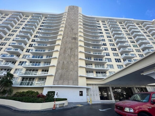 Photo - 5600 Collins Ave Unidad 17T Rental