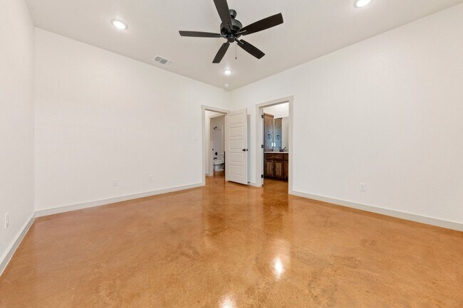 Photo - 1912 Caspian Trl Unit B