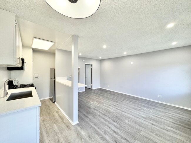 Building Photo - 12309 Burbank Blvd Unit 21 Rental