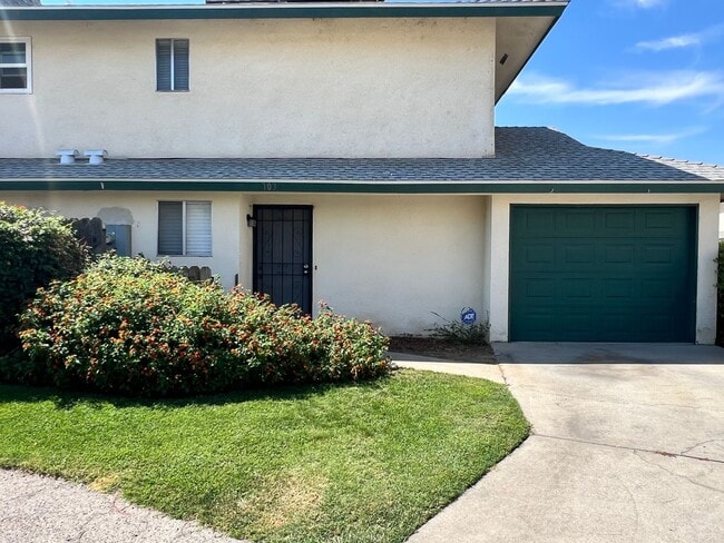 Building Photo - For Rent:  2BR/1.5BA Condo Near Fresno Sta...
