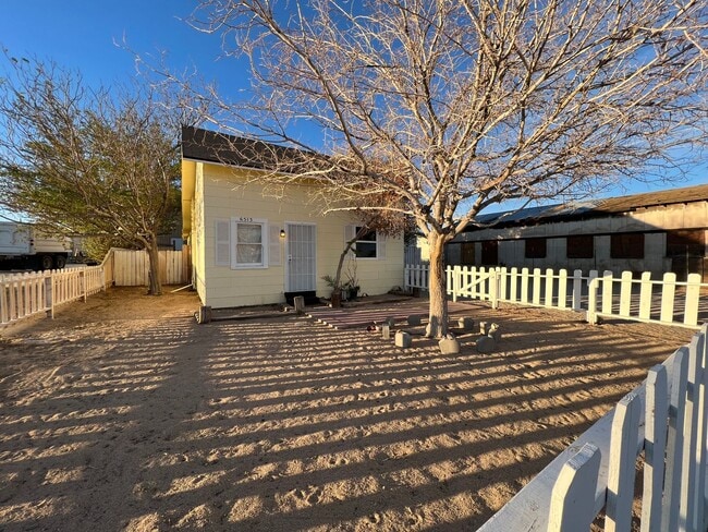 Building Photo - Cozy 3 Bed/1 Bath, With a White Picket Fence