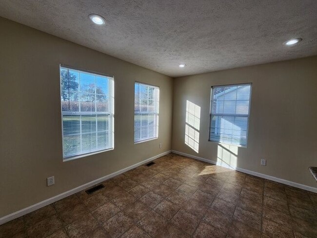 Photo - Large 5 Bedroom Home & Pets Welcome*