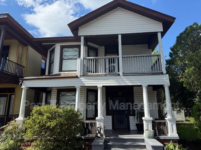 Photo - 611 W 44th St
