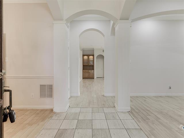 Photo - 609 Sunningdale