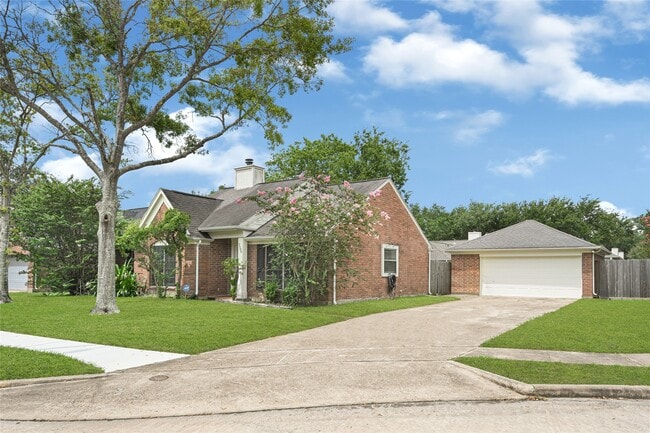 3906 Greenwood Dr