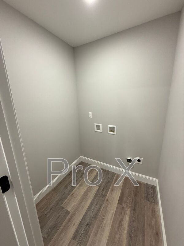 Photo - 113 W Lewis St