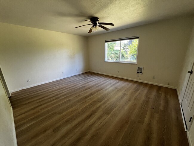 Photo - 311 E Lauff Ave