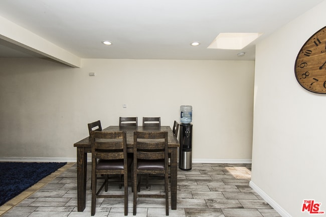 Photo - 921 W 83rd St