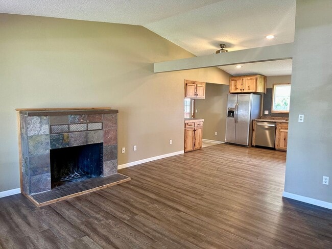 Photo - Pet-Friendly 4 Bedroom Home with Fenced Yard & Air Conditioning