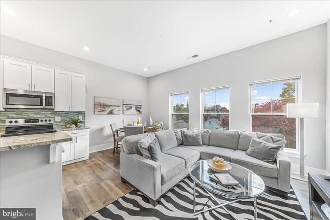 Photo - 537 Apple St Unit 302