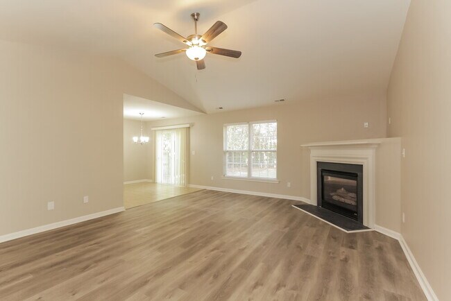 Photo - 460 Riverglen Dr NW