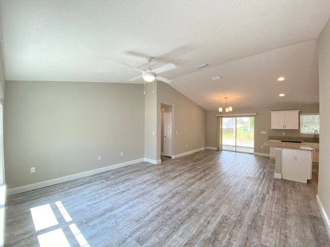 Photo - Custom Home - Desirable SE Ocala Neighborhood 3/2/2 **Won't Last**