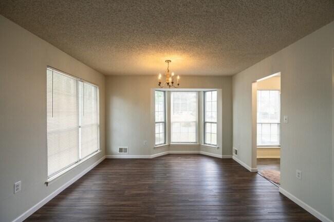 Photo - 361 Hadleigh Ln