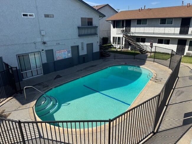 Photo - Long Beach 2 bed 1.5 Bath Condo - Pool, Laundry, & Parking included!
