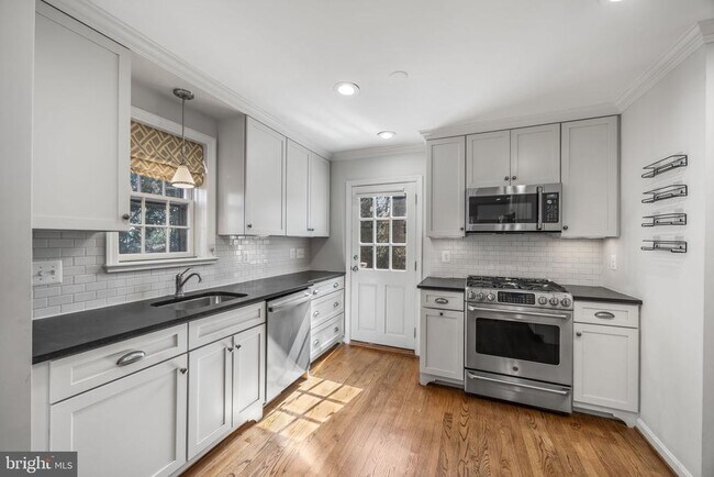 Building Photo - 2355 N Quincy St