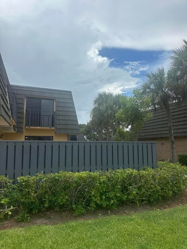 Photo - 1014 10th Way