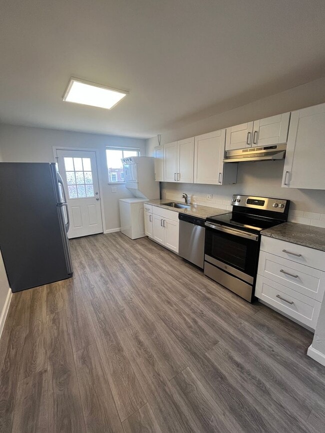 Building Photo - Updated 2-Bedroom Upper Unit #2