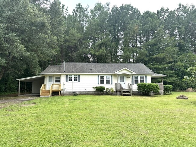 Building Photo - Great Location! Minutes to MCAS!