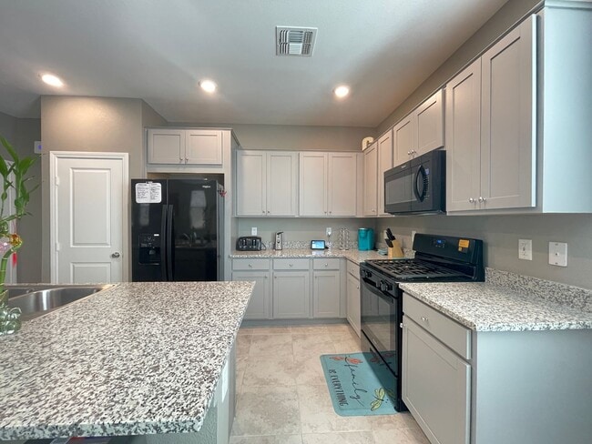 Building Photo - (Fully Furnished) 4 Bedroom + Loft, 3 Ful...