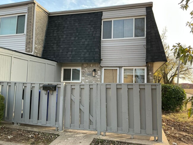 Building Photo - Updated and ready for move in!  Close to OU campus! Community Pool, fenced in courtyard! 3 bathro...