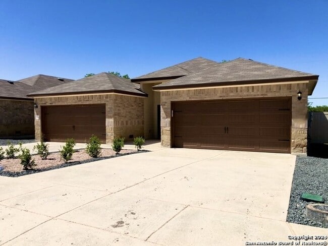 Modern Luxury Duplex in Seguin! - Modern Luxury Duplex in Seguin! Townhome