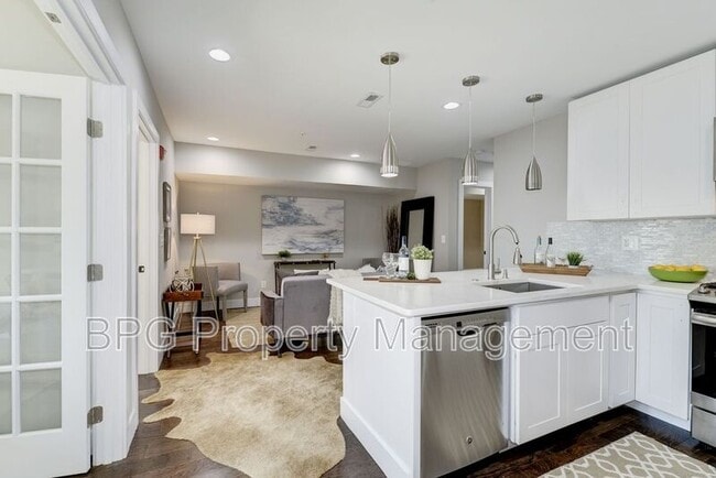 Building Photo - 528 Kennedy St NW Unit 402