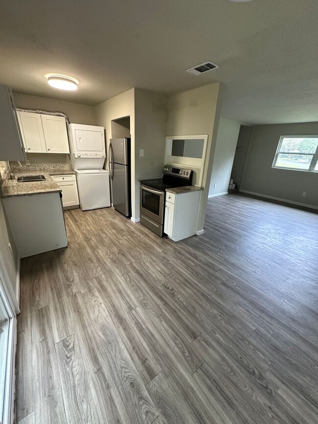 Photo - 3/1 on corner lot! Available now!