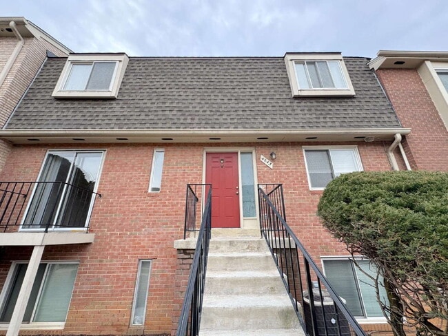 Building Photo - Welcome to this charming 2-bedroom, 2-bathroom townhouse nestled in the heart of Annandale.