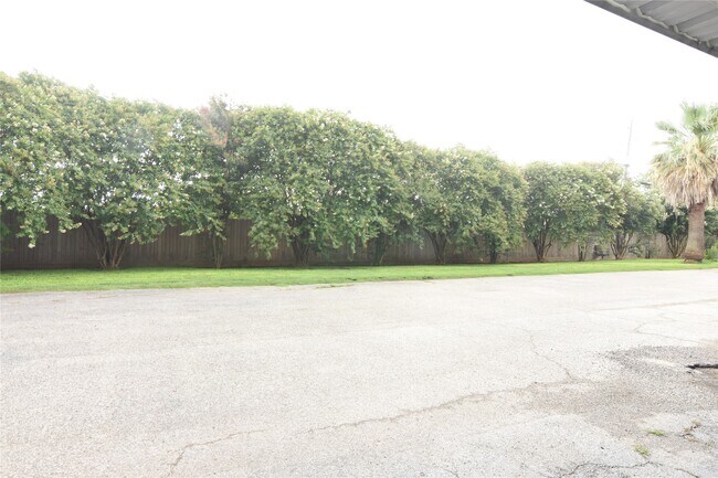 Photo - 940 Wycliffe Dr Unit True