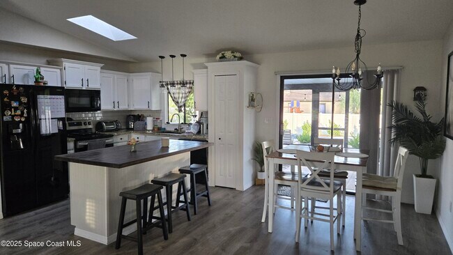 Photo - 801 Young Ave NW