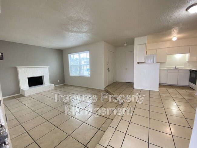 Photo - 6812 Trail Lake Dr Unidad #A Rental