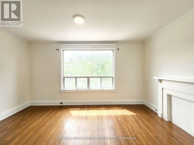 Photo - 832 St Clair Ave W