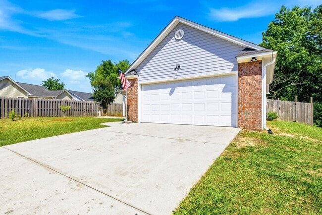 Photo - 215 Gardenview Ct NE