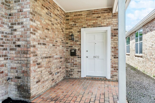 Building Photo - Uptown Rental: 2BR Duplex with Parking and Yard Unit 1832 Burdette St