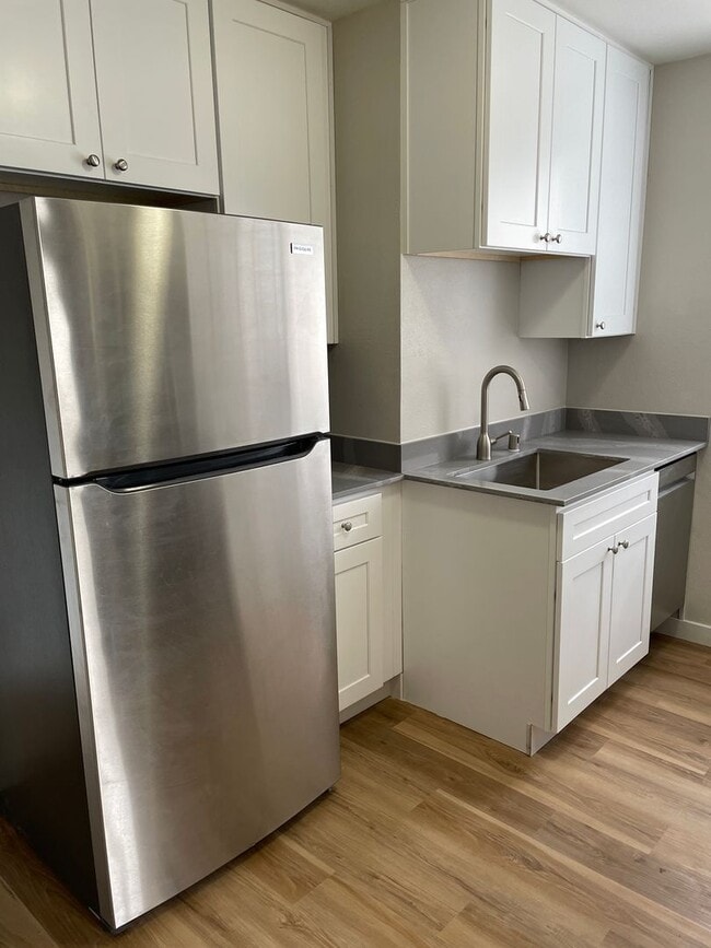 Building Photo - Top Floor - 1BD/ 1BA- Fully Renovated!! Unit 6