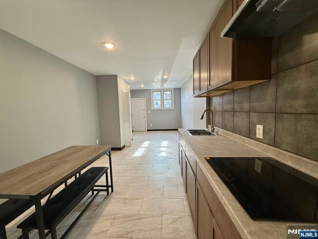Building Photo - 300 Harrison Ave Unit 2)-2) Rental