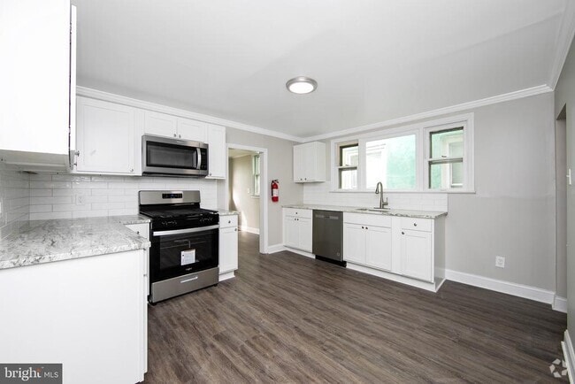 Building Photo - 216 Somerset St Rental