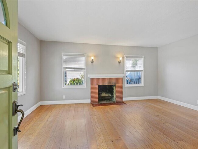 Photo - Sunny & Bright Bungalow in King Estates