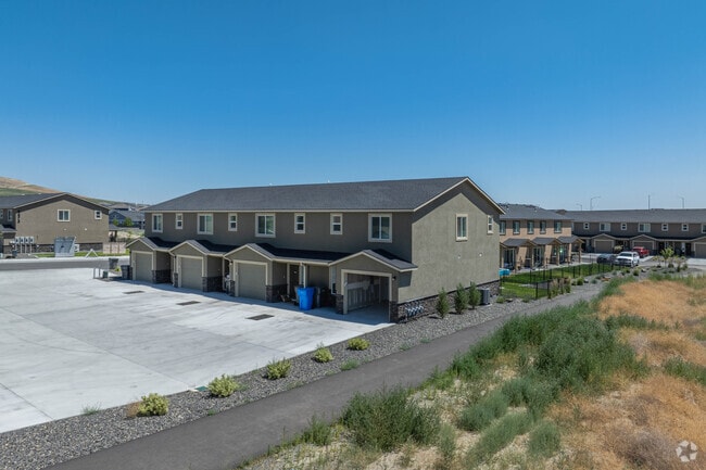 Building Photo - West Vine Townhomes