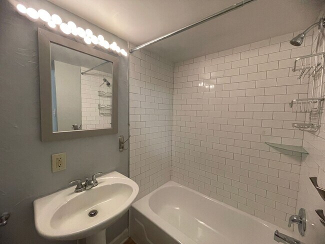 Photo - Updated 2 bedroom house for rent in the South Side !