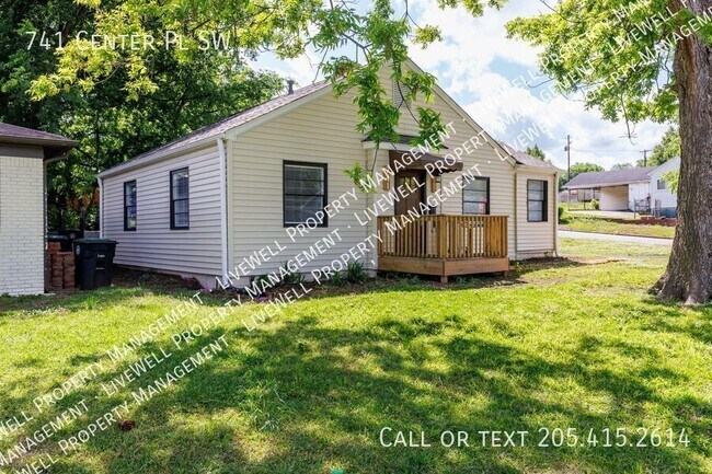 Photo - 741 Center Pl SW