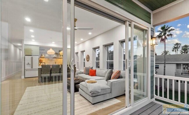 Photo - 211A W Mesquite St