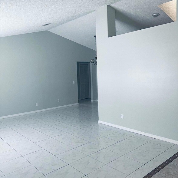 Photo - 6911 NW Dorothy St