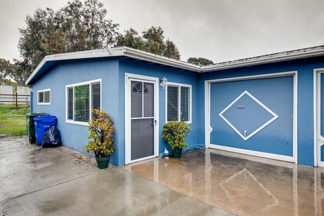 Building Photo - 2 Bedroom/1 Bath single story unit in duplex for rent in Encinitas!