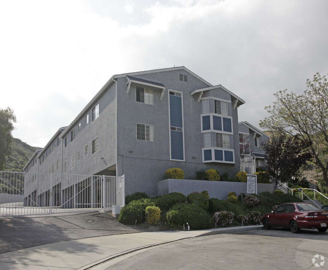 Beneda Lane Apartments - Beneda Lane Apartments