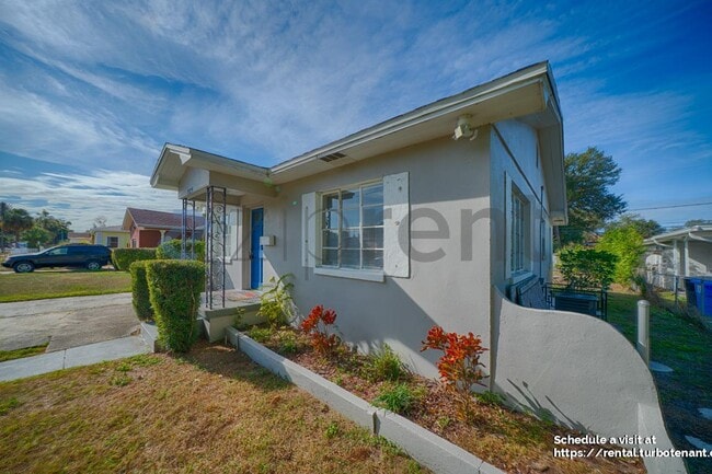 Photo - 925 17th St S