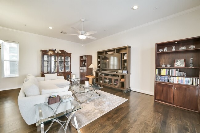 Photo - 925 W 19th St